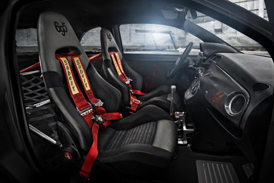 Интерьер Abarth 695 Biposto 2014 года  (фото 5 из 32)